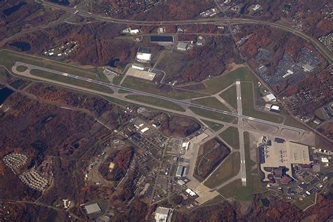 New york stewart international - New York Stewart International Airport covers 1,552 acres (628 ha) at an elevation of 491 feet (150 m) above mean sea level. It has two asphalt runways and one helipad. [2] [38] The east–west runway 9–27 is 11,817 feet (3,602 m) long by 150 feet (46 m) wide, but the landing threshold at each end is displaced 2,000 feet (610 m).